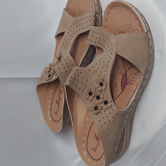 Shoes - NWOB. Women's brown sandals with flowers. size 8.5